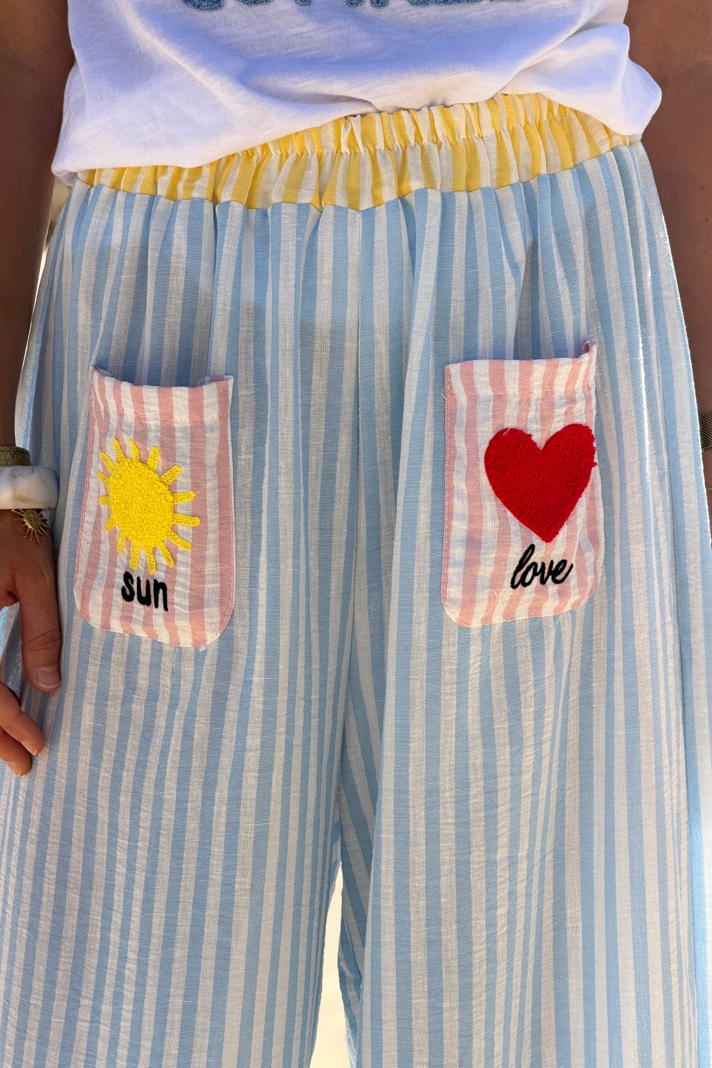Pantalon large et fluide à rayures bleu poches broderie soleil et cœur