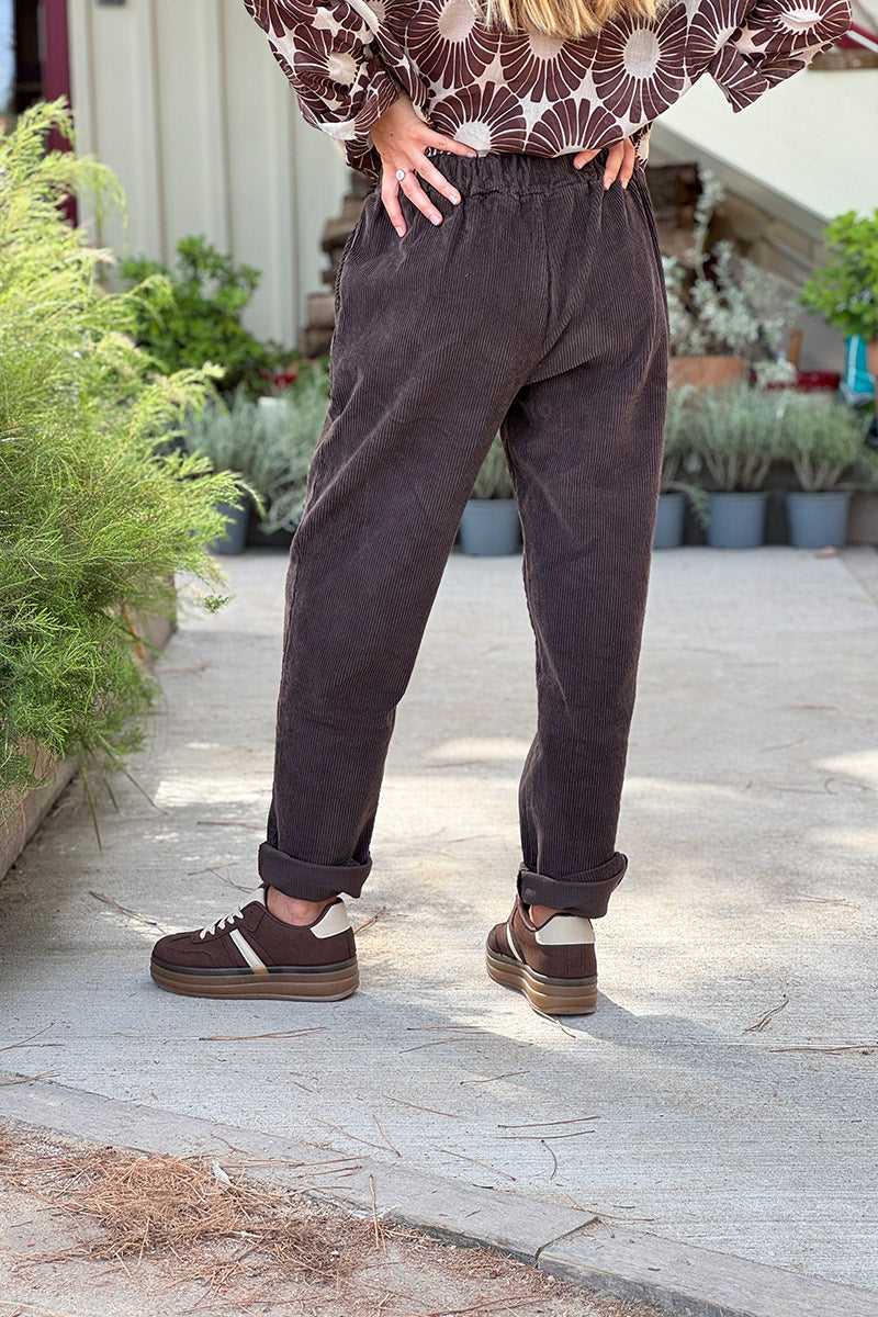Pantalon marron chocolat en velours côtelé coupe droite ceinture élastique avec cordon