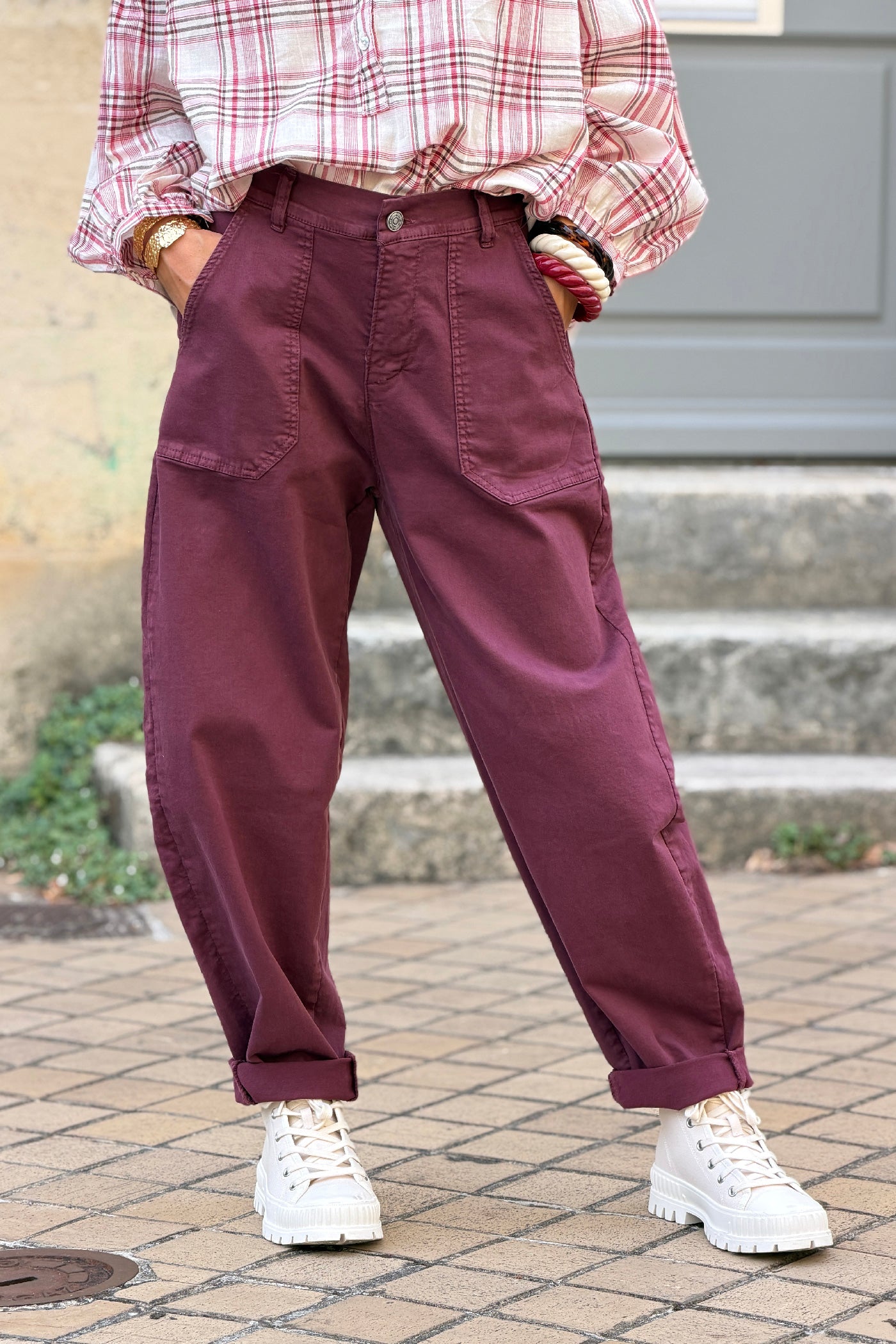Pantalon stretch aubergine coupe barrel grandes poches