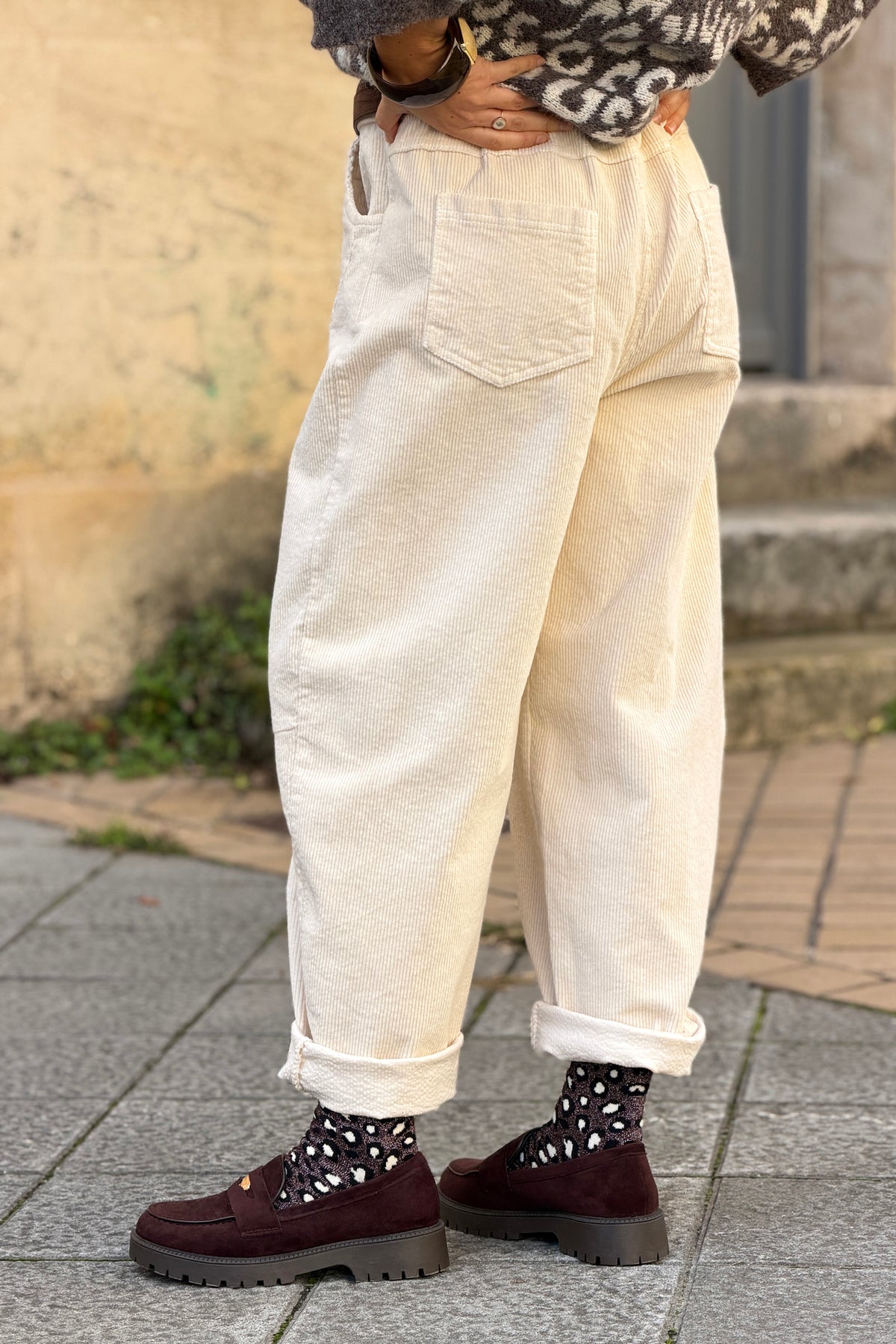 Pantalon stretch et confort beige en velours côtelé coupe barrel