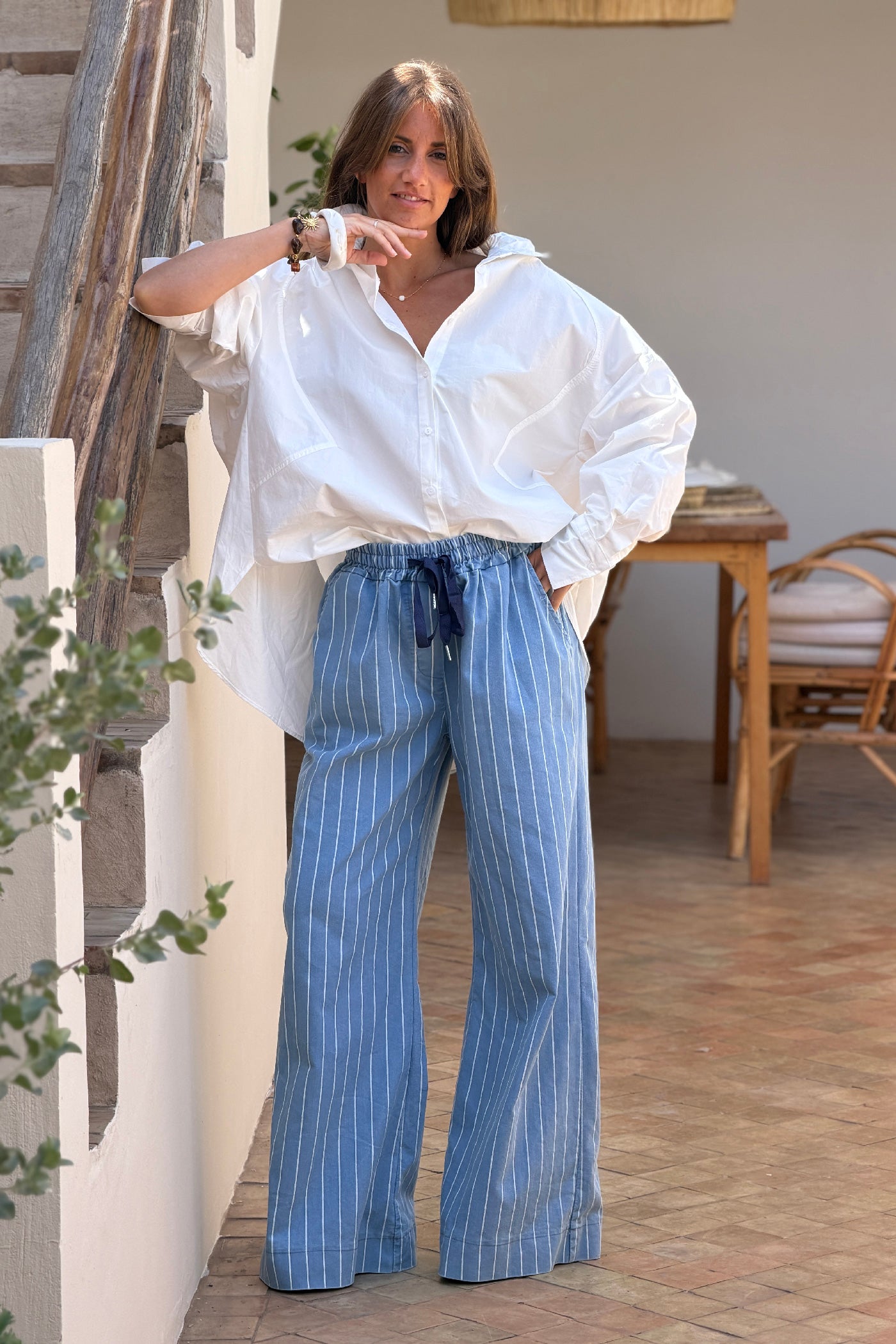 Pantalon wide leg en toile souple bleu jean à rayures blanches ceinture élastique