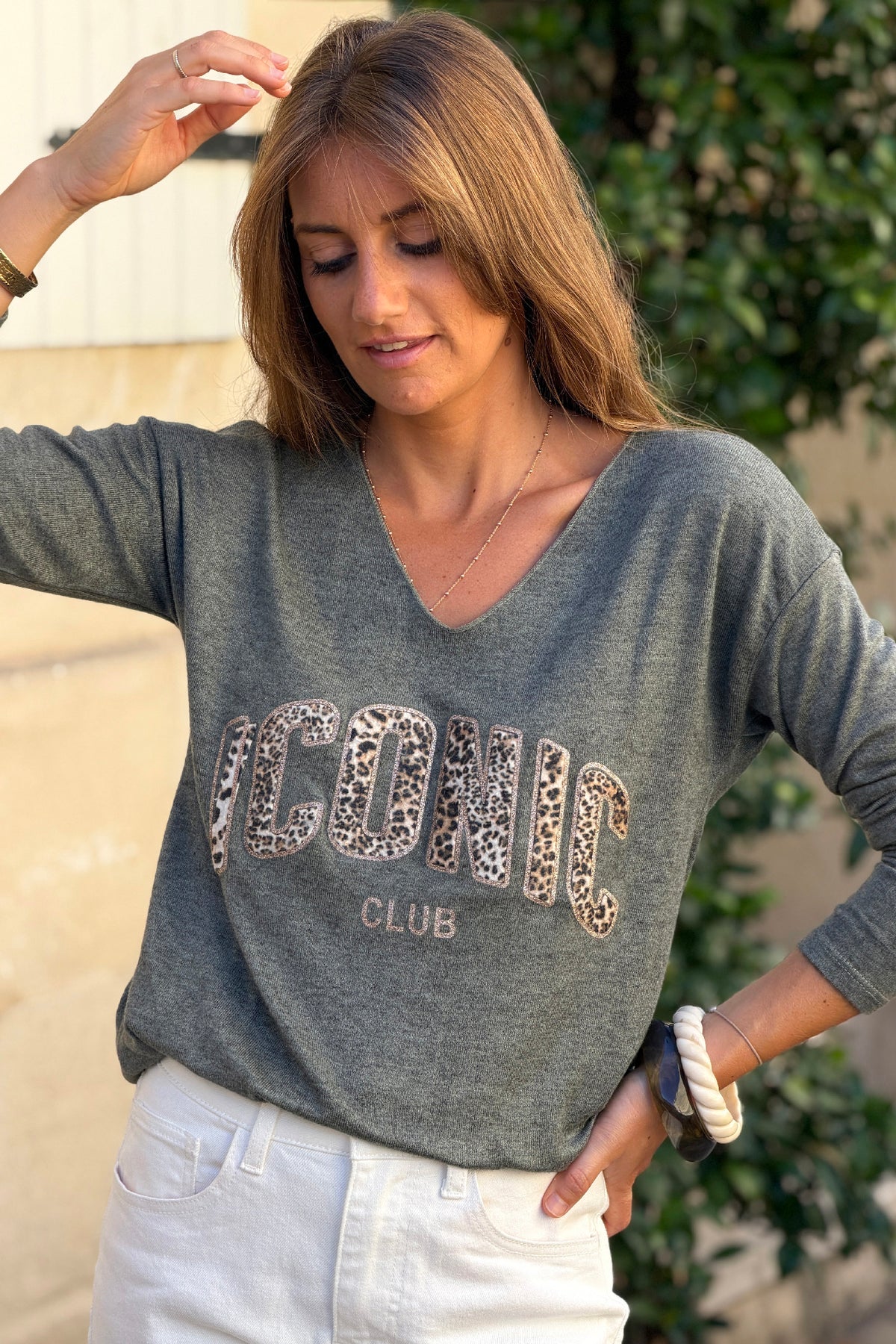 Petit pull kaki tout doux Iconic imprimé léopard col v