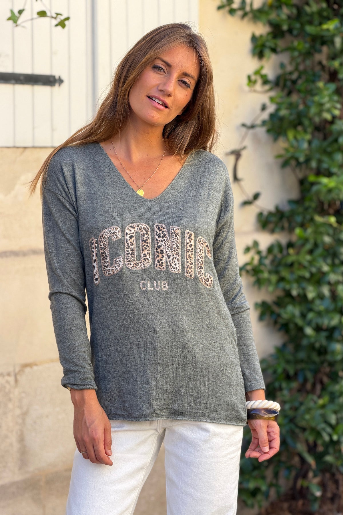 Petit pull kaki tout doux Iconic imprimé léopard col v