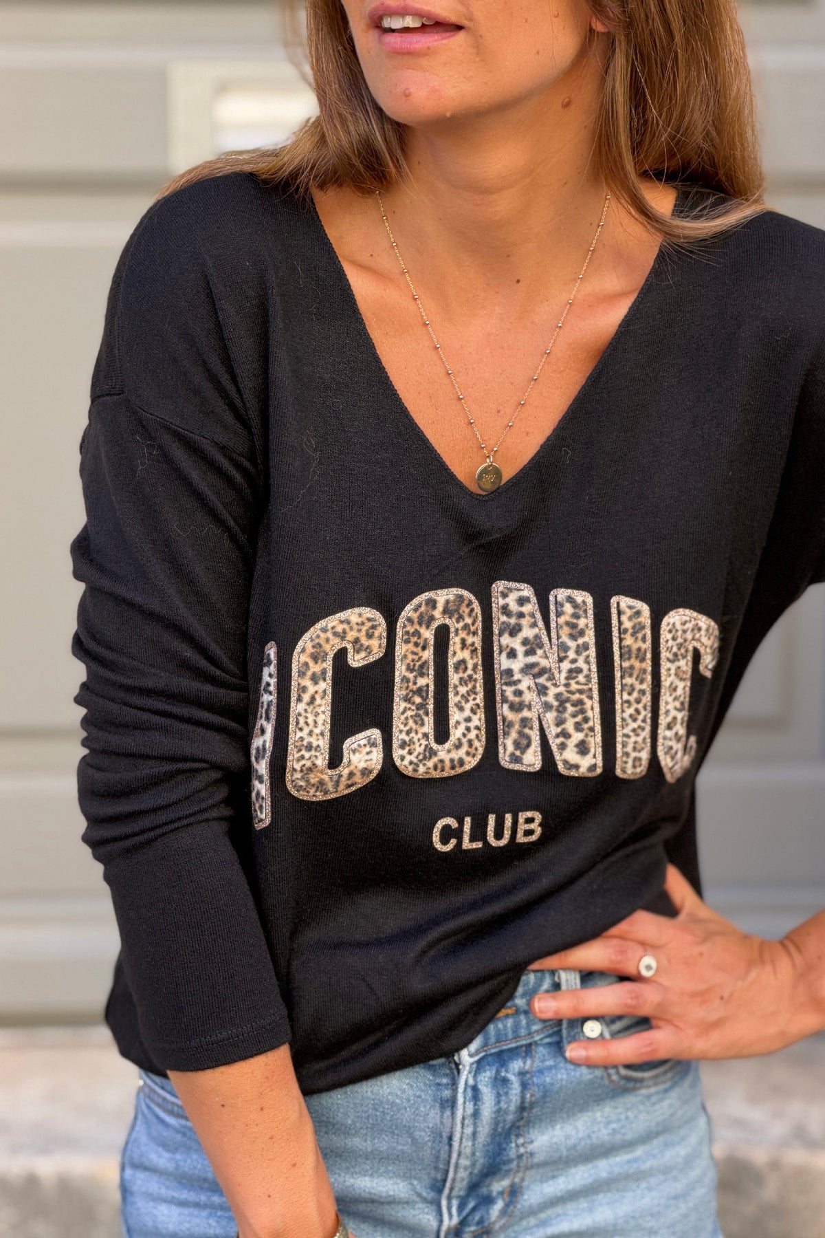Petit pull noir tout doux Iconic imprimé léopard col v