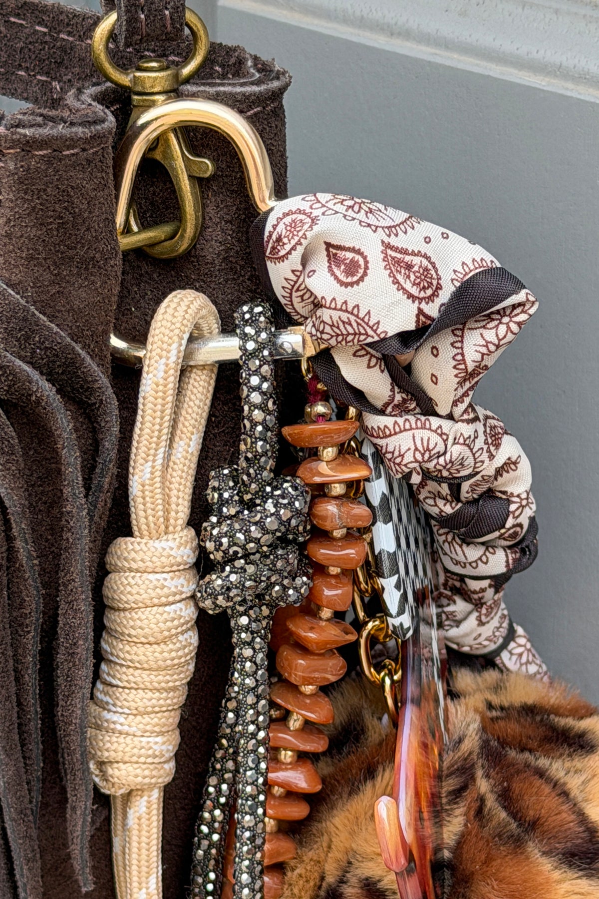 Porte clé de sac foulard perles breloques et pompon léopard