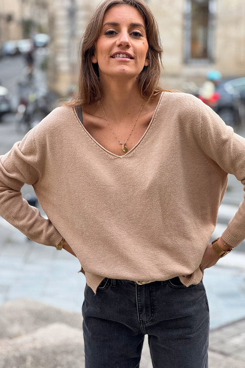 Suéter básico súper suave con cuello en V en color camel claro