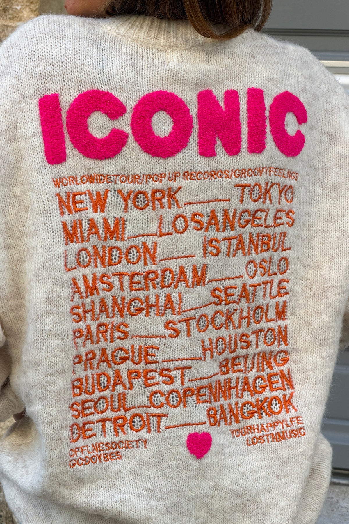 Pull beige en maille chaude broderie Iconic rose et villes terracotta