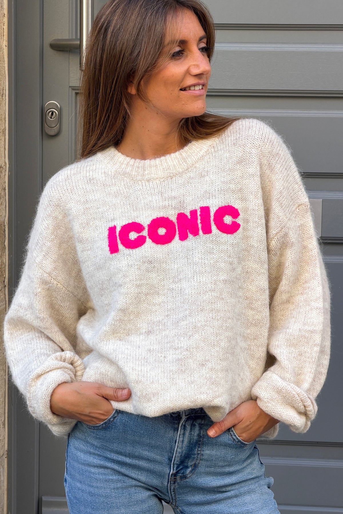 Pull beige en maille chaude broderie Iconic rose et villes terracotta