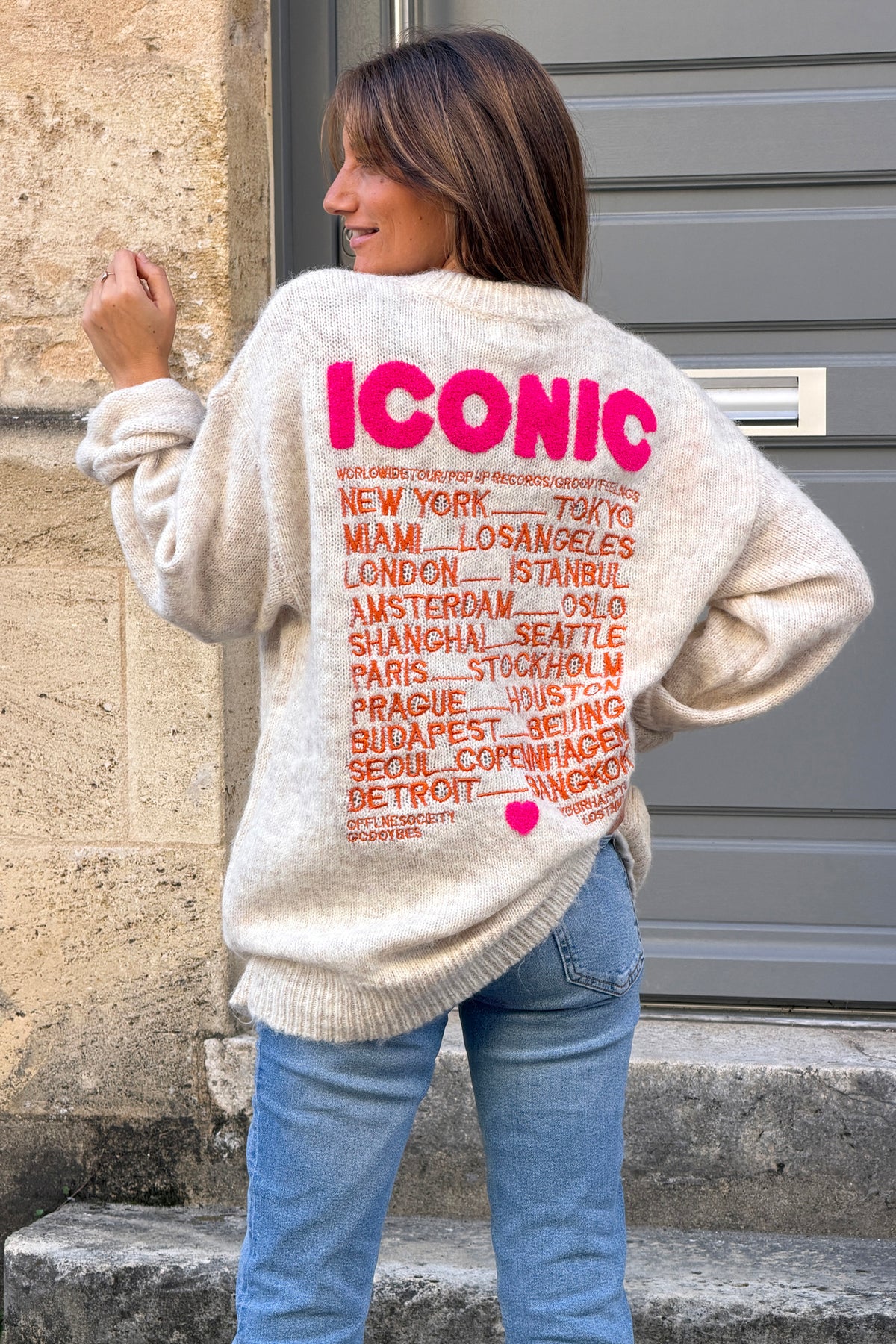 Pull beige en maille chaude broderie Iconic rose et villes terracotta