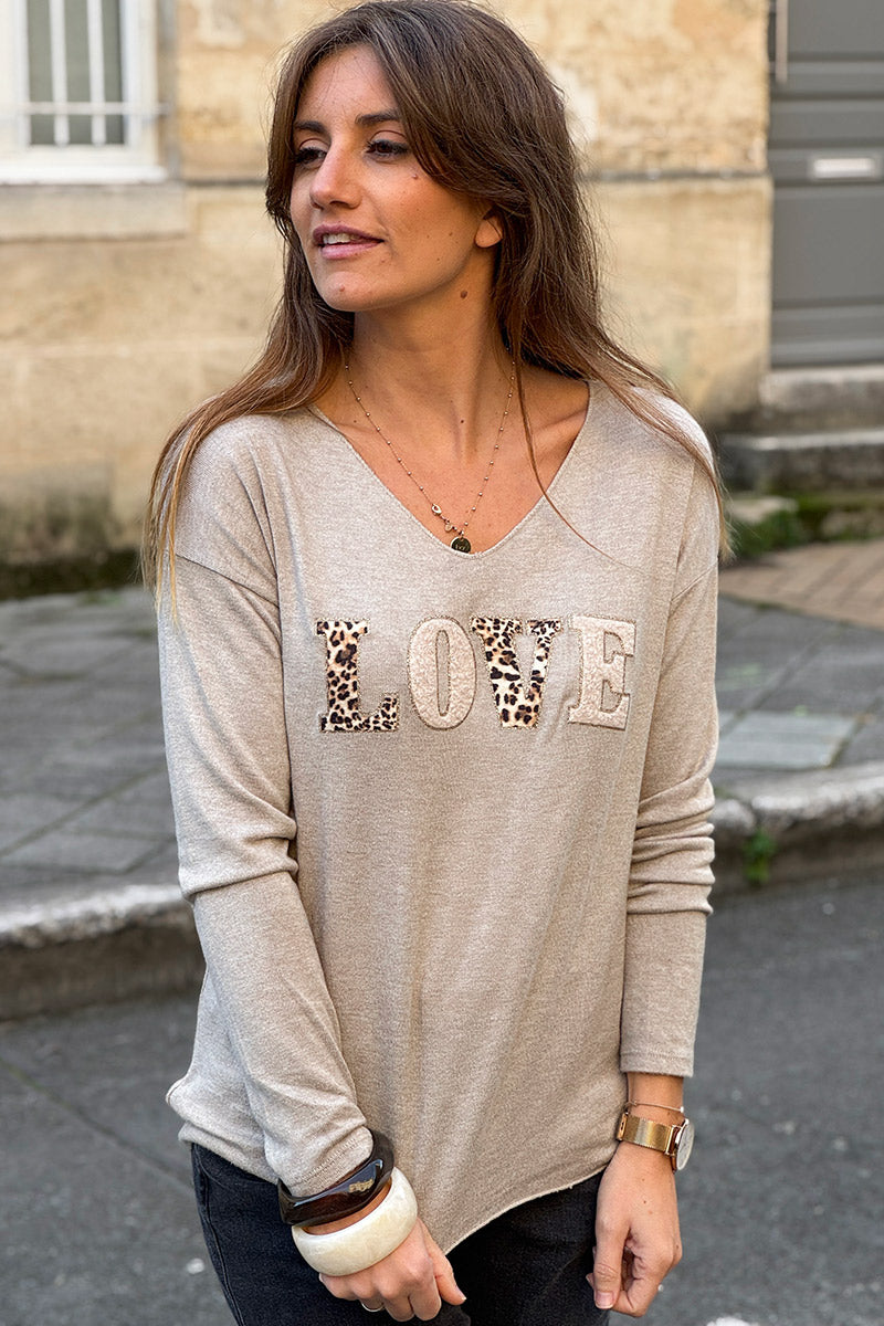 Pull beige tout doux message LOVE en bouclettes et léopard