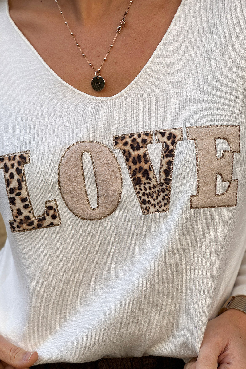 Pull beige tout doux message LOVE en bouclettes et léopard