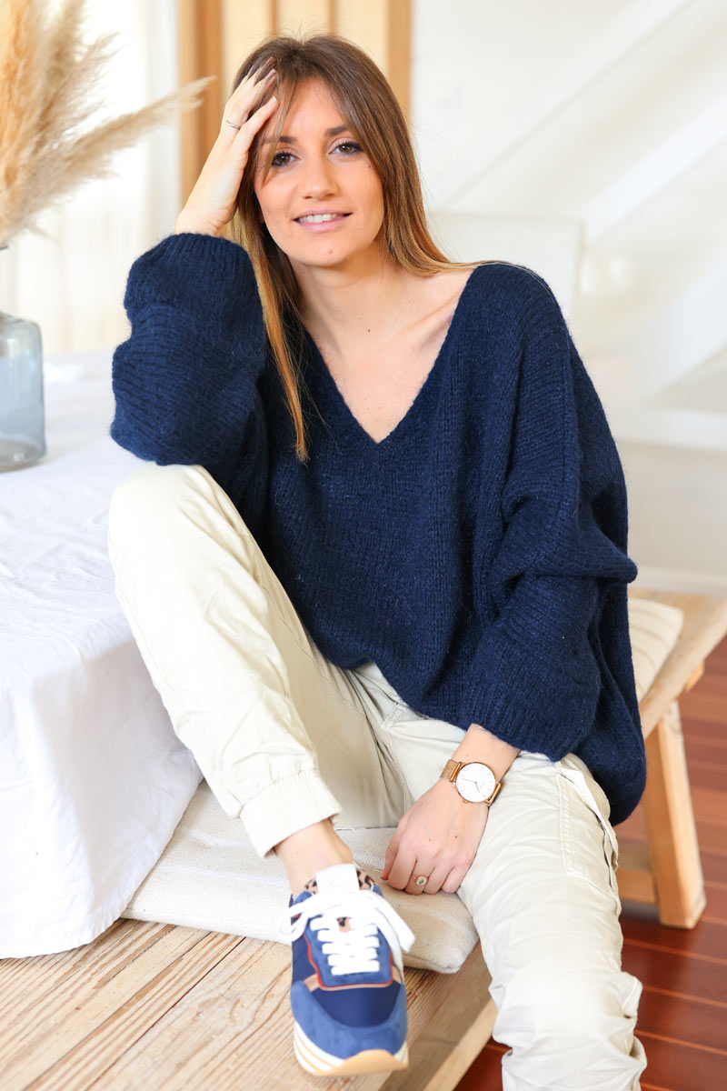 Pull bleu marine en maille col v manches chauve souris