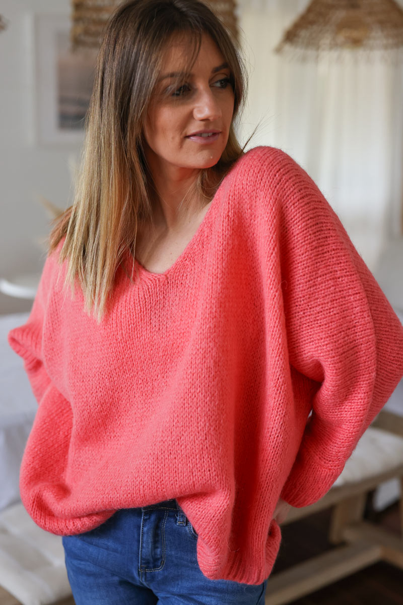 Jersey coral de punto con cuello de pico y manga murciélago