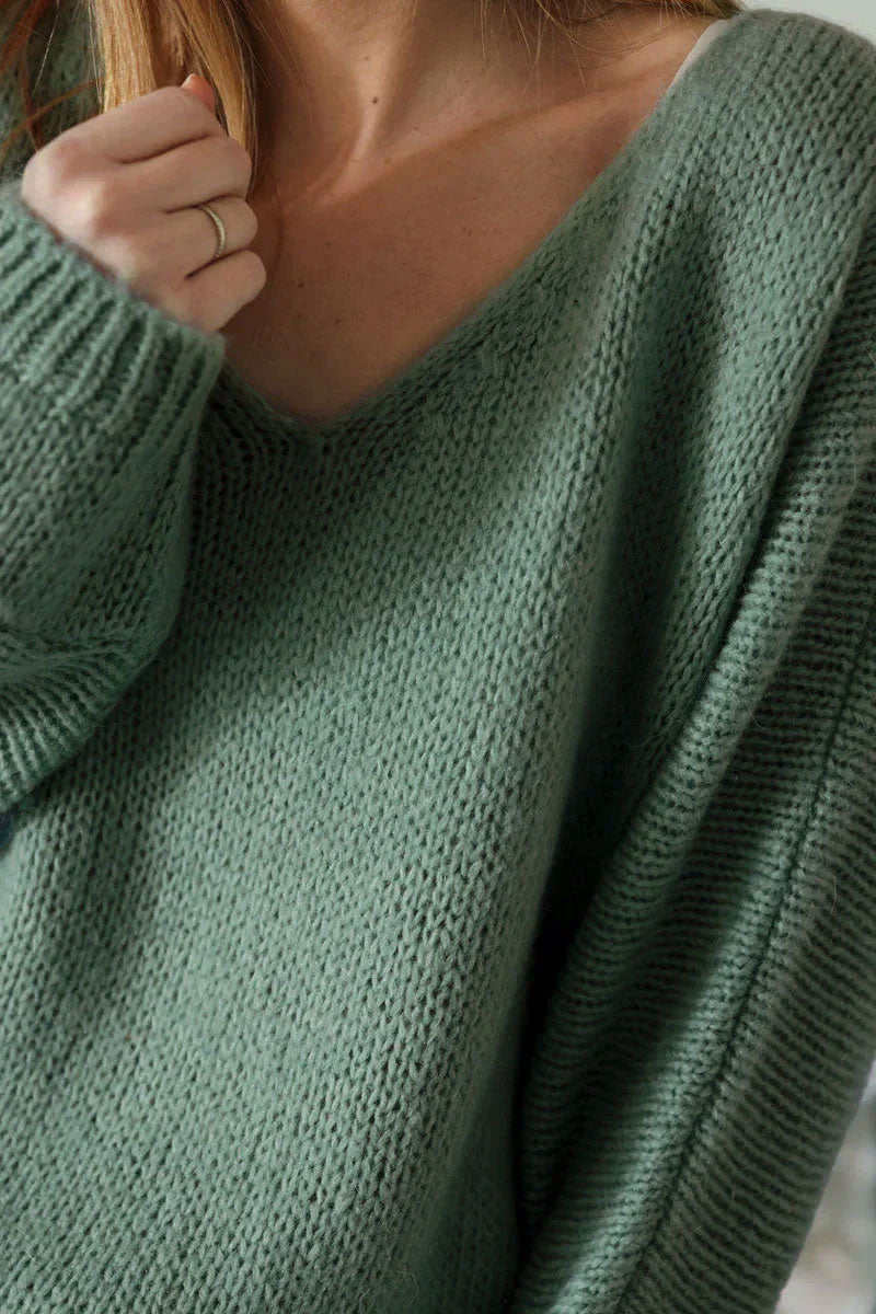 Pull vert céladon en maille col v manches chauve souris