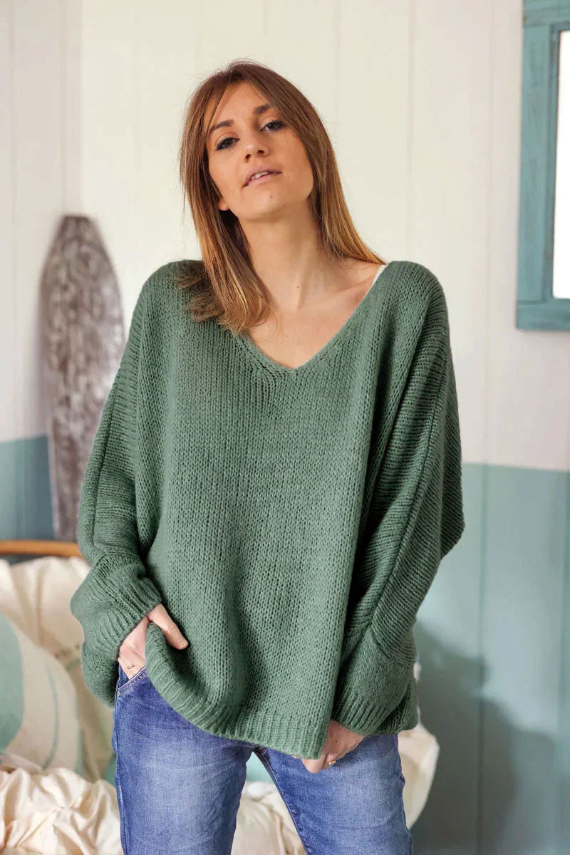 Pull vert céladon en maille col v manches chauve souris