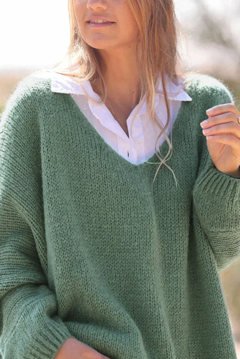 Pull vert céladon en maille col v manches chauve souris