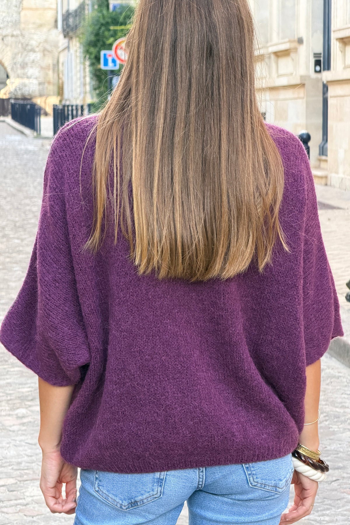 Pull doux en maille alpaga aubergine manches chauve-souris col v