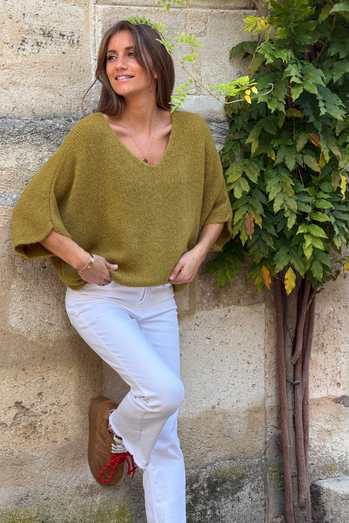 Pull doux en maille alpaga vert olive manches chauve-souris col v