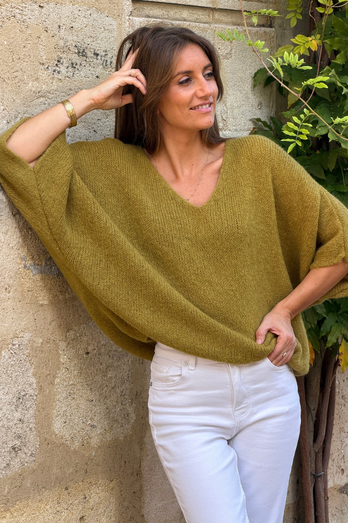 Pull doux en maille alpaga vert olive manches chauve-souris col v