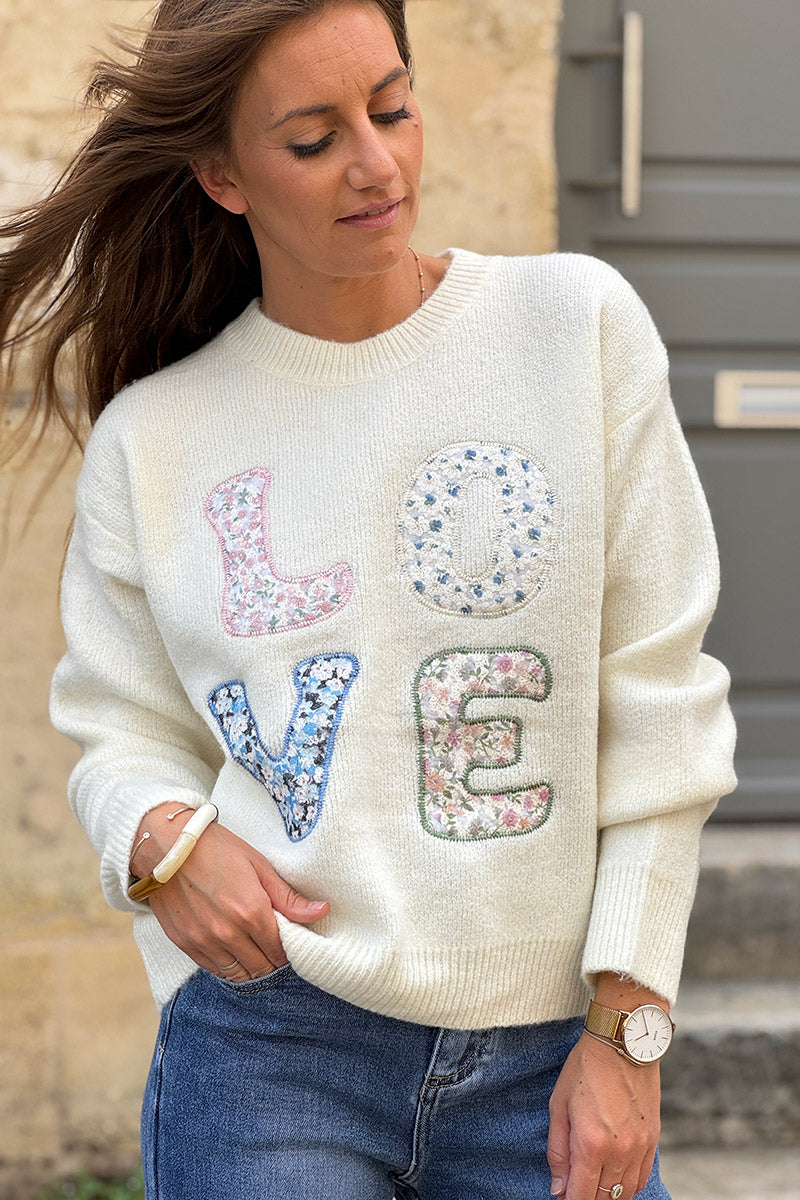 Pull doux et moelleux blanc cassé broderie LOVE fleurs liberty
