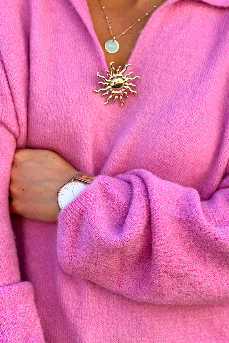 Suéter de alpaca bebé fucsia suave y esponjoso con cuello de broche de sol dorado