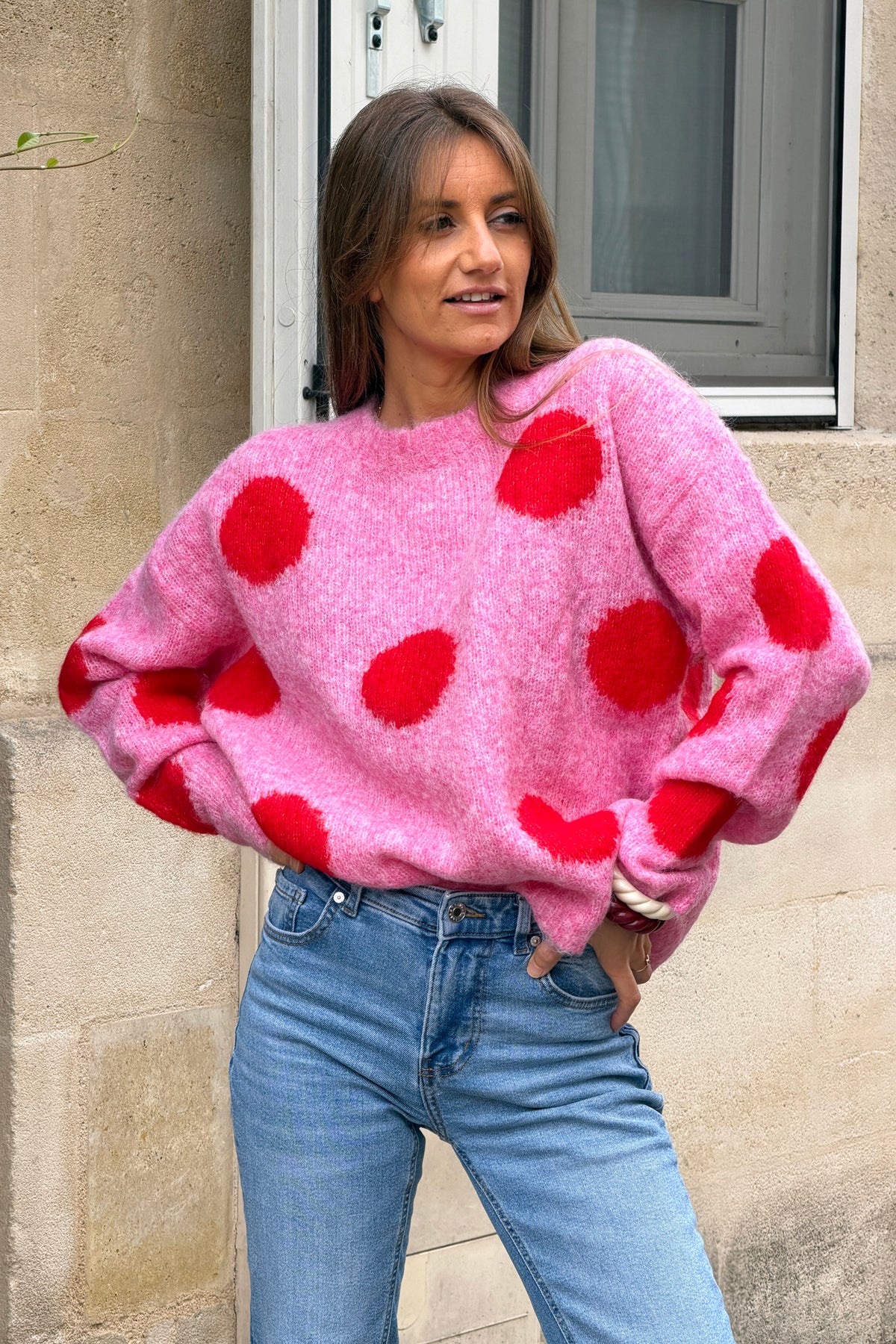 Pull doux et moelleux rose gros pois rouges col rond