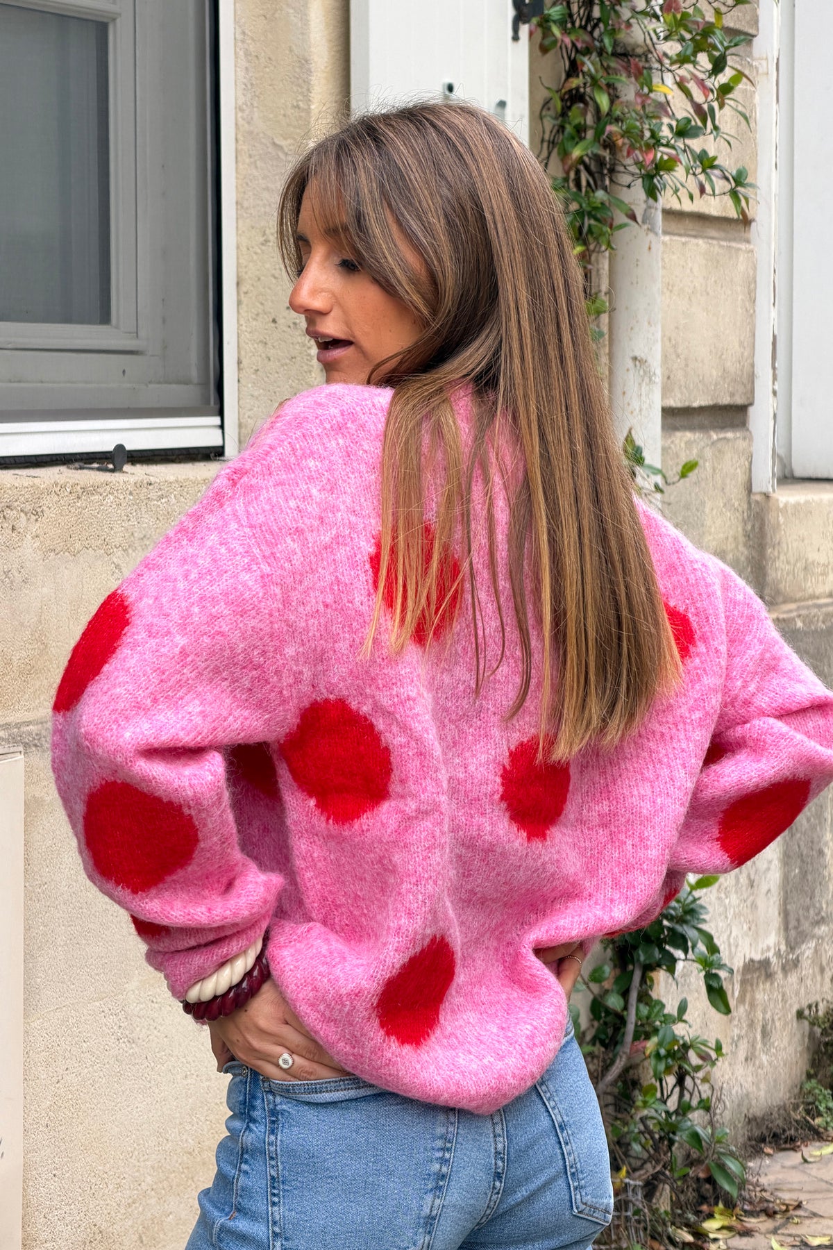 Pull doux et moelleux rose gros pois rouges col rond