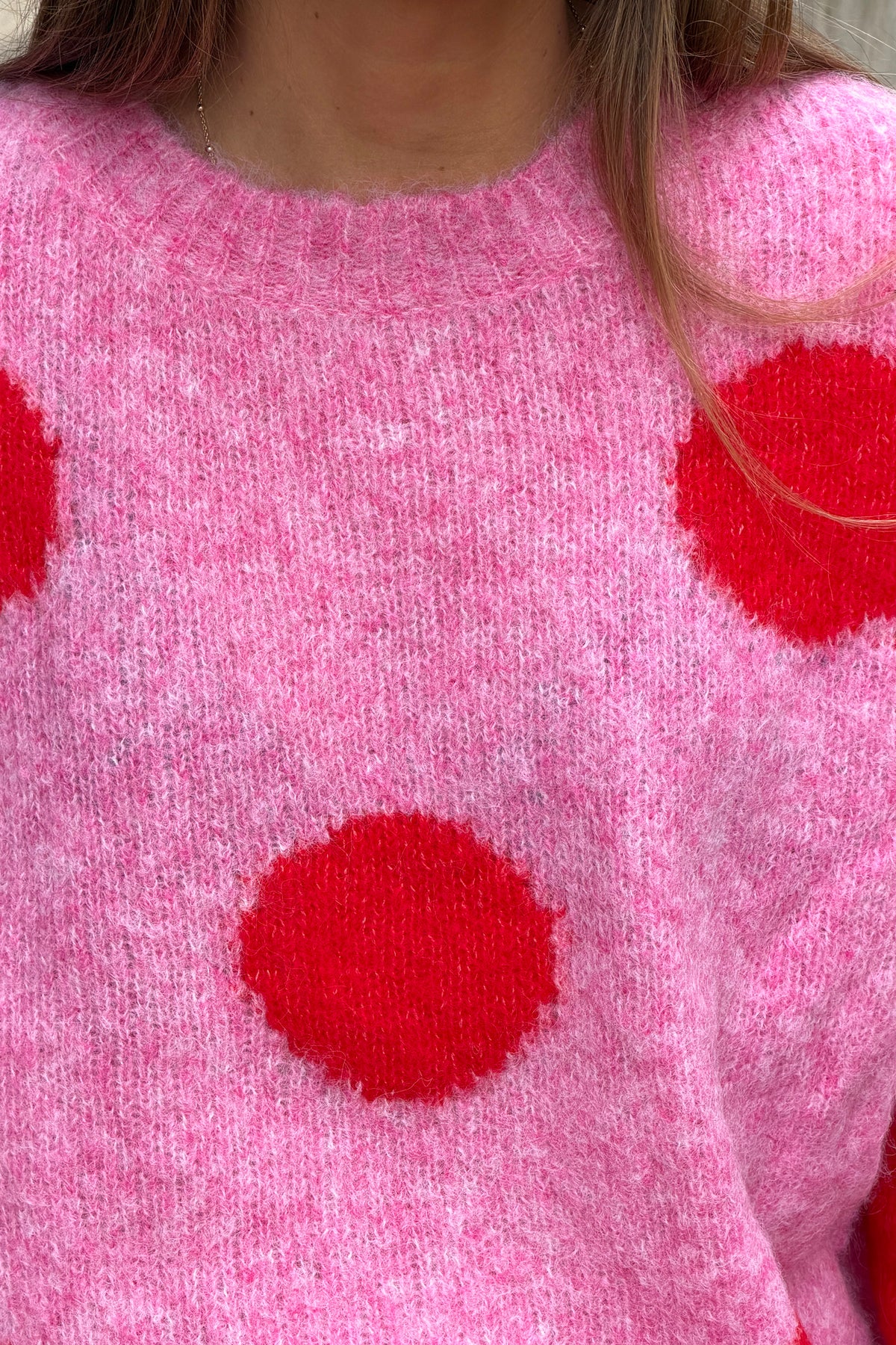 Pull doux et moelleux rose gros pois rouges col rond