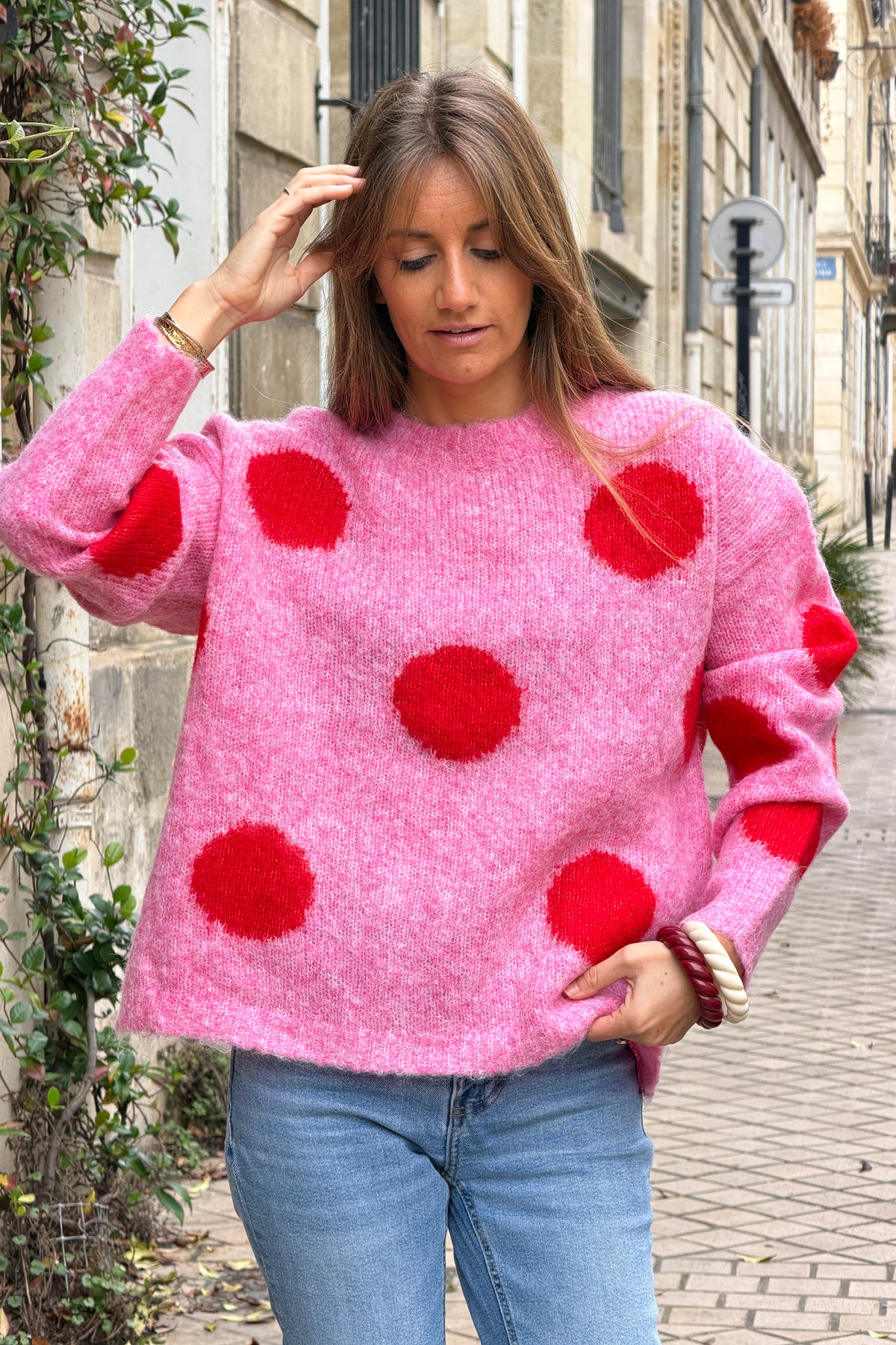 Pull doux et moelleux rose gros pois rouges col rond