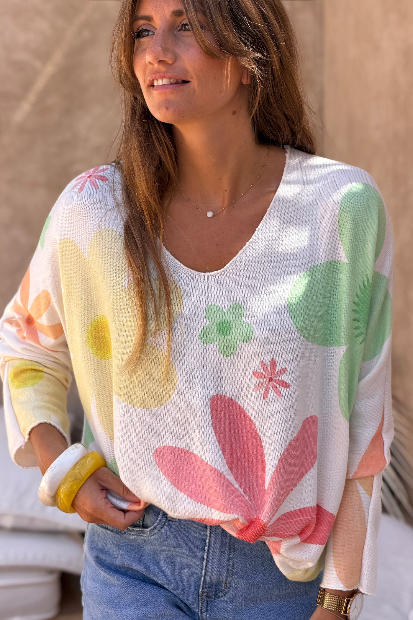 Pull doux petite maille écru motifs fleurs colorées printemps pastel