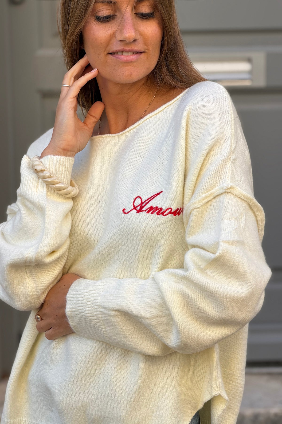 Pull écru en petite maille broderie Amour rouge