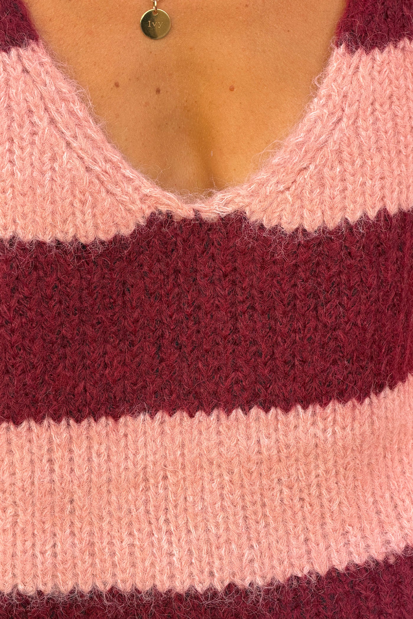 Pull en grosse maille coupe loose rayures rose et aubergine  col v