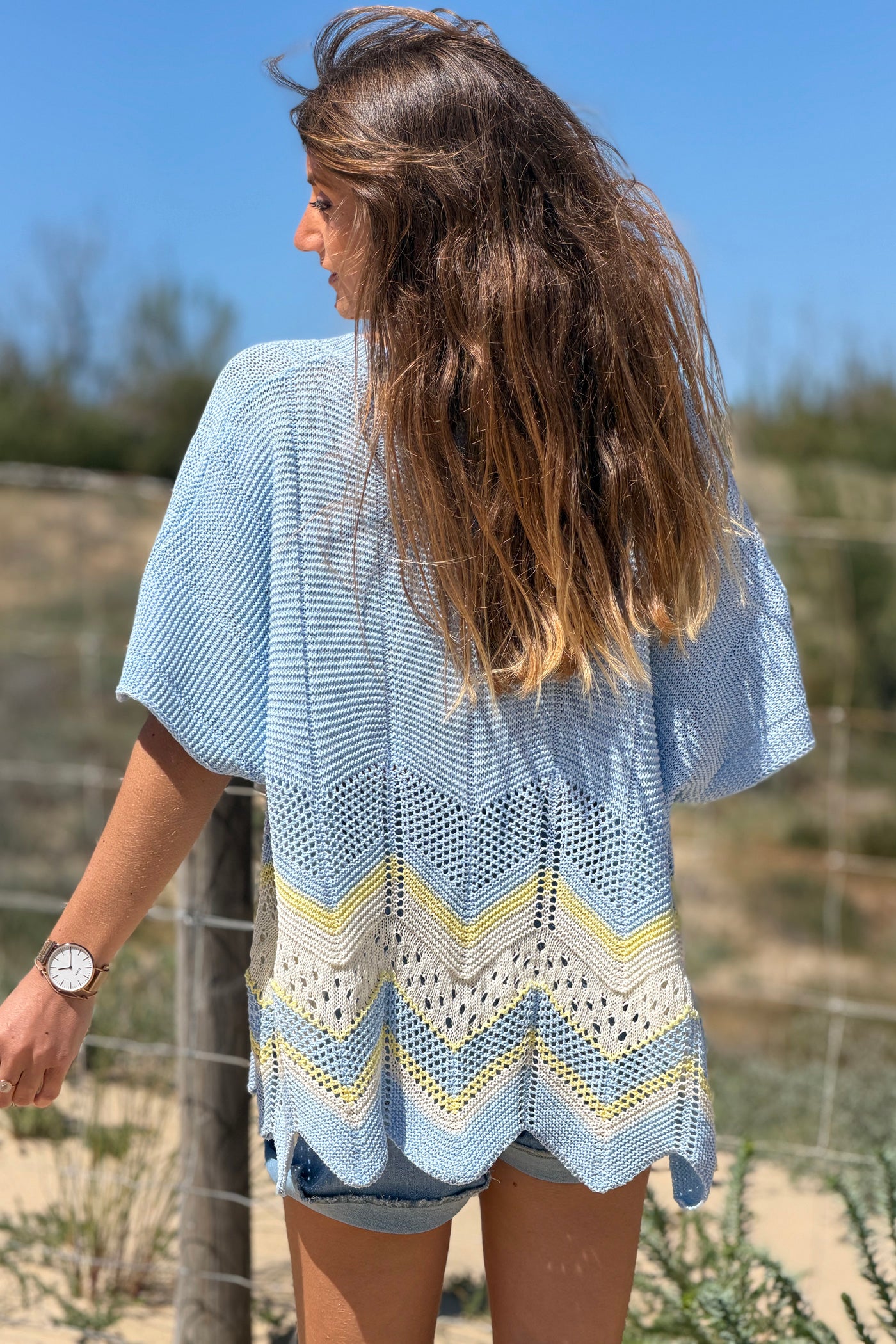 Pull en maille ajourée bleu ciel motifs chevrons jaune et beige