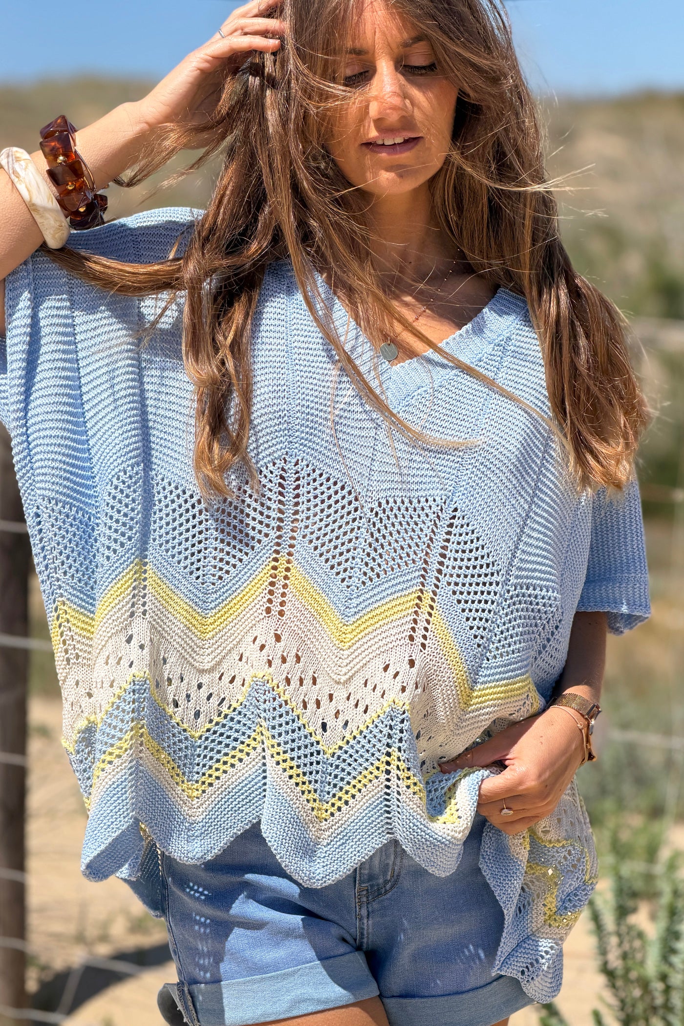 Pull en maille ajourée bleu ciel motifs chevrons jaune et beige