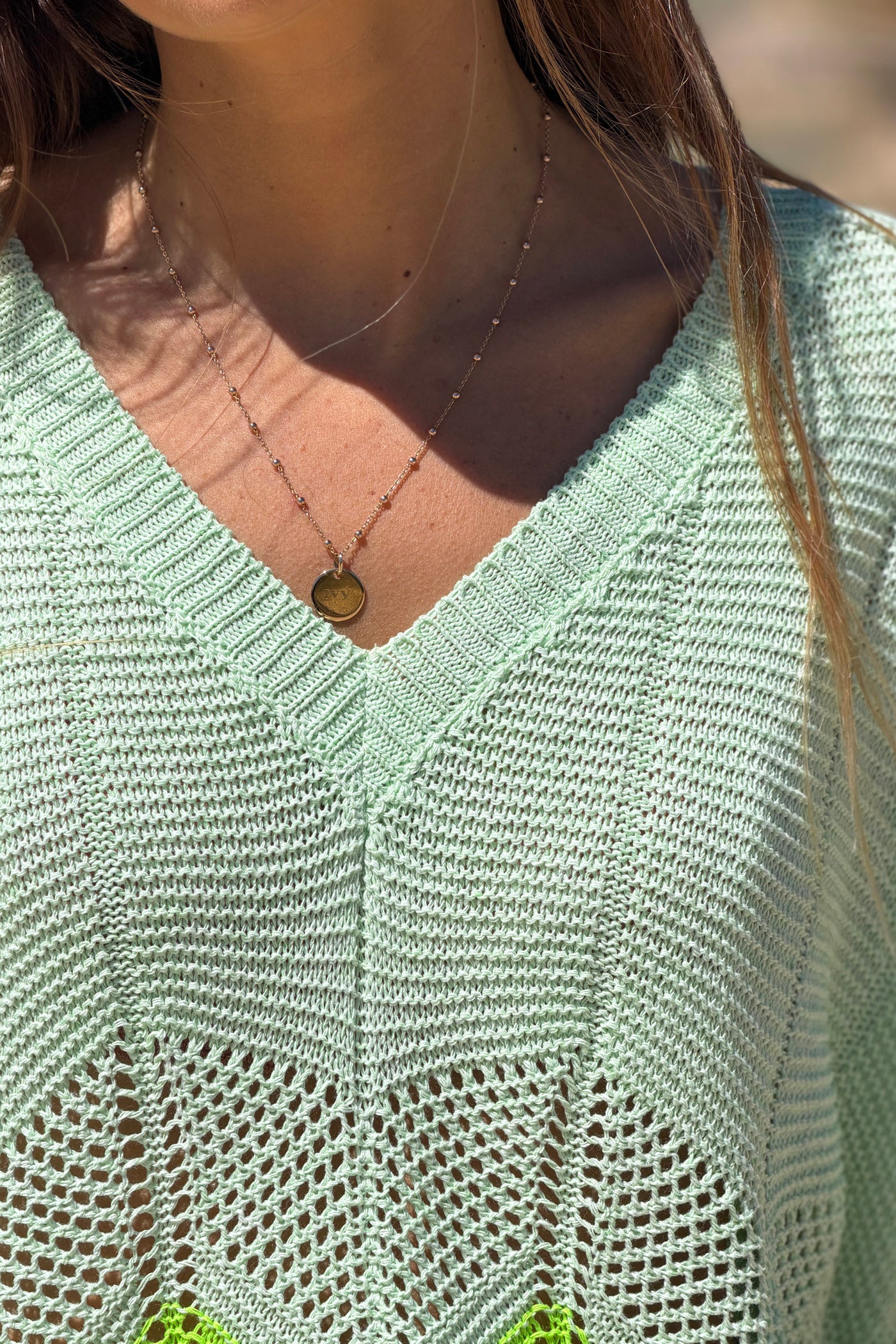 Pull en maille ajourée vert pastel motifs chevrons jaunes