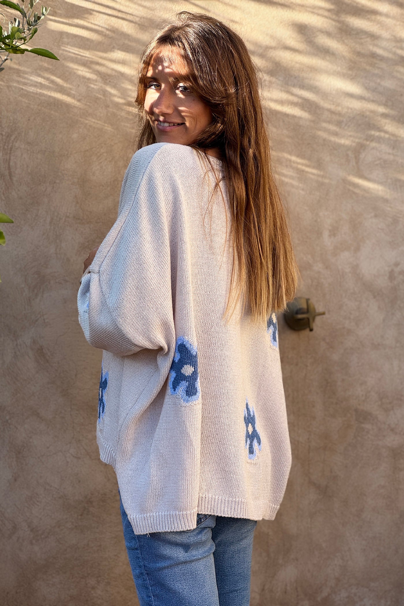 Pull en maille coton beige motif fleurs marguerites dégradées bleu
