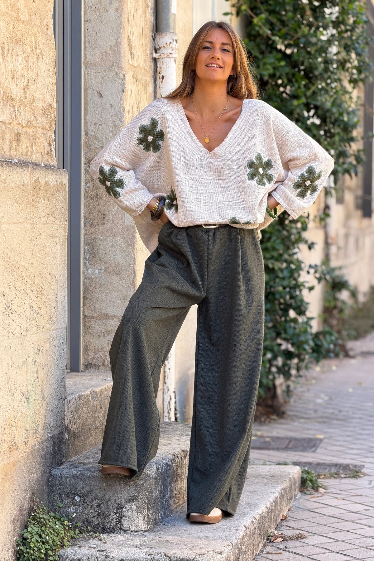 Pull en maille coton beige motif fleurs marguerites dégradées kaki