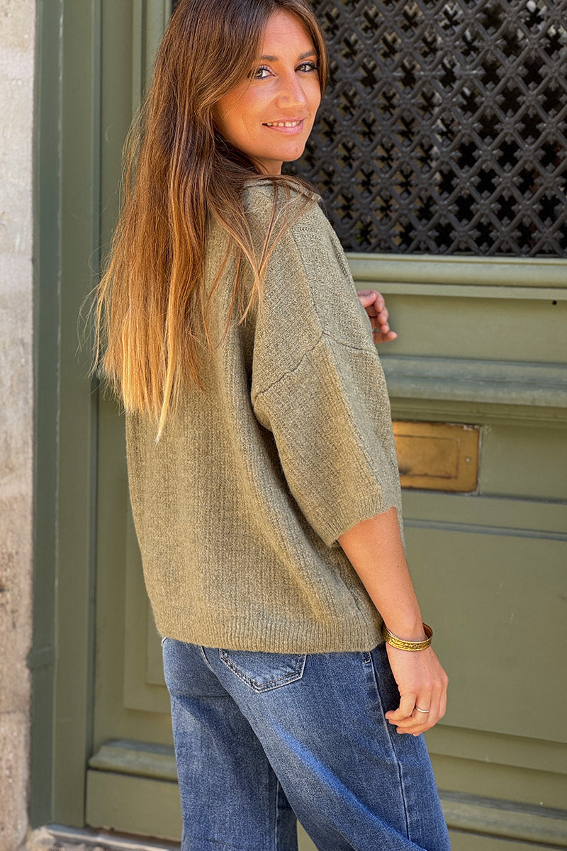 Pull en maille kaki chinée manches 3/4 col chemise avec broche soleil doré