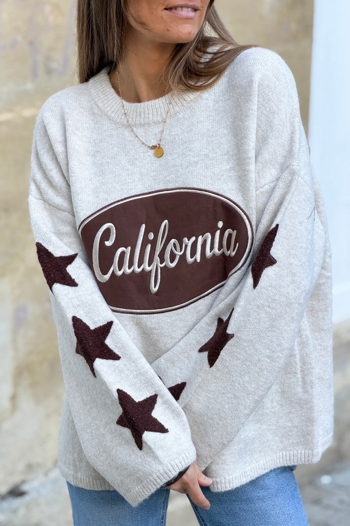 Pull en maille moelleuse beige logo marron California et broderie étoile aux manches