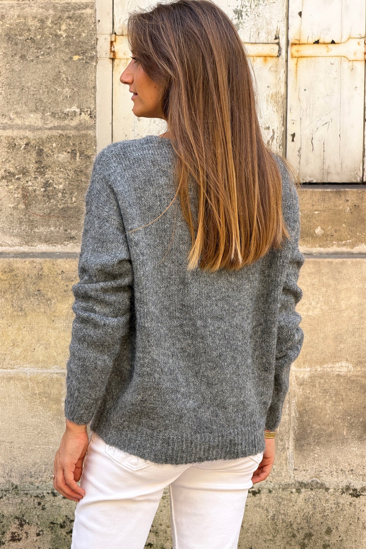 Pull gris chiné en maille détail col dentelle rosaces