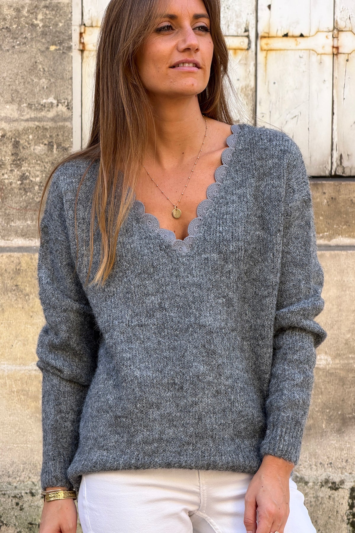 Pull gris chiné en maille détail col dentelle rosaces