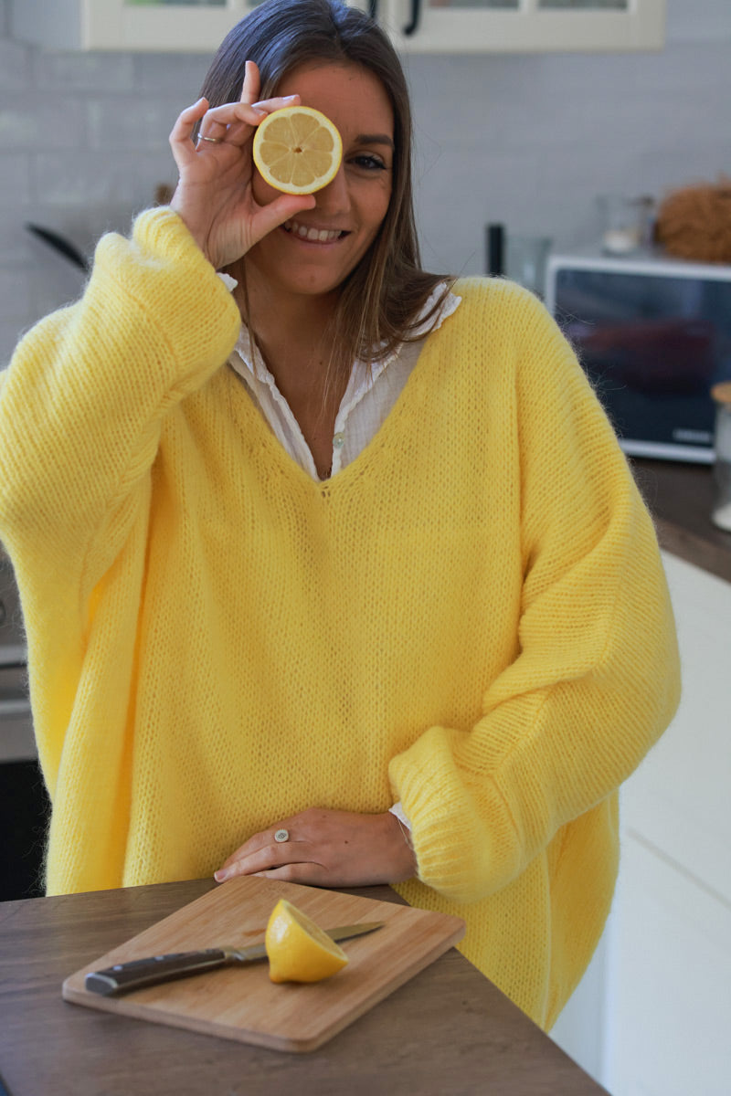 Suéter de punto amarillo con escote en pico y mangas murciélago