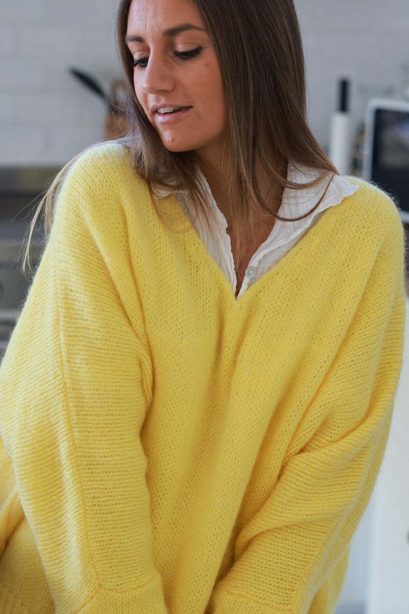Suéter de punto amarillo con escote en pico y mangas murciélago