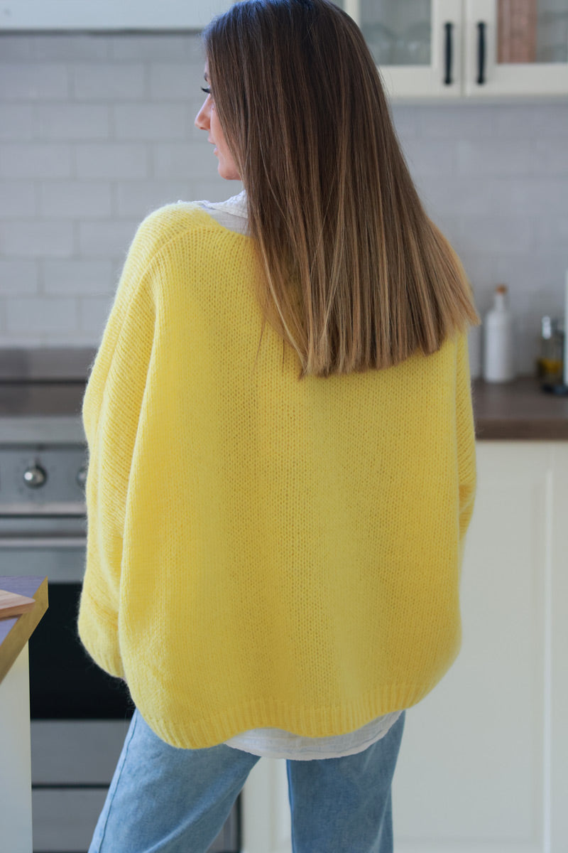 Suéter de punto amarillo con escote en pico y mangas murciélago