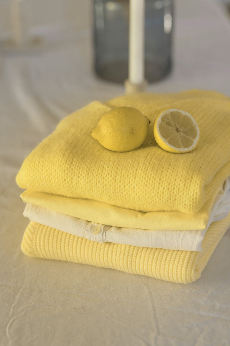 Suéter de punto amarillo con escote en pico y mangas murciélago
