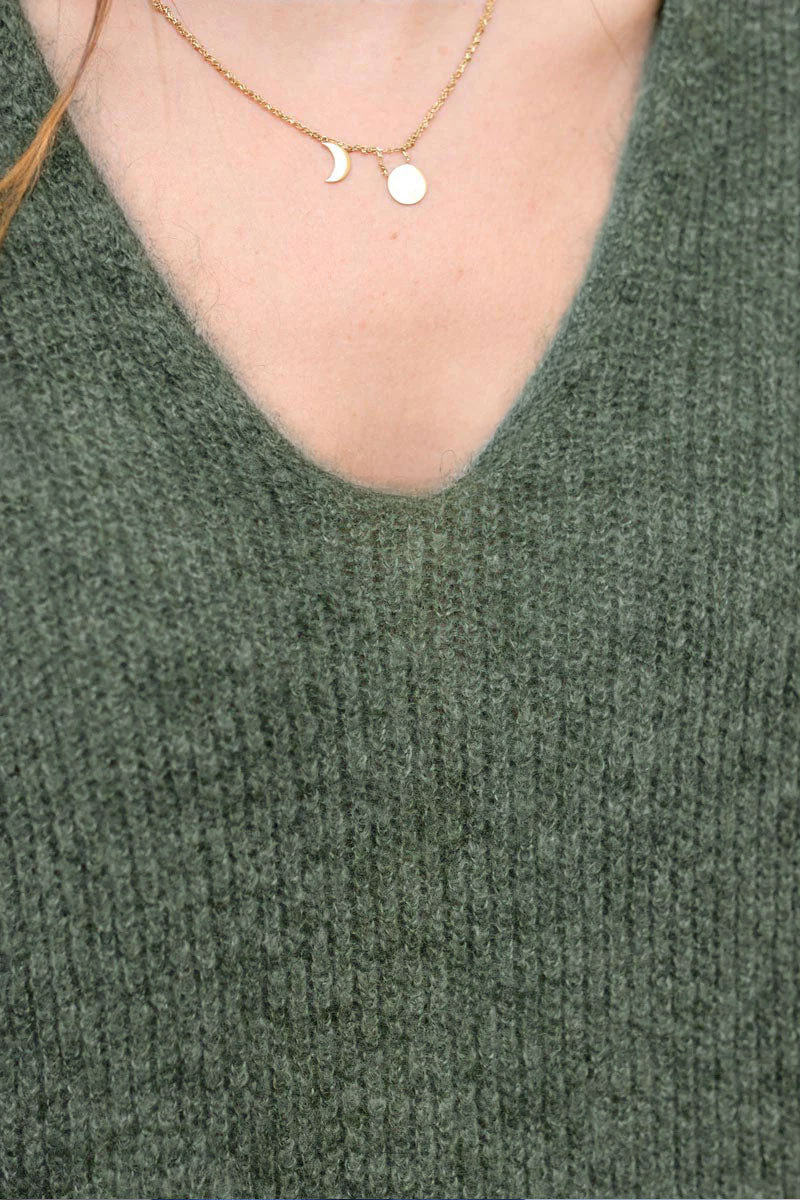Pull kaki col V en maille fine coupe ajustée