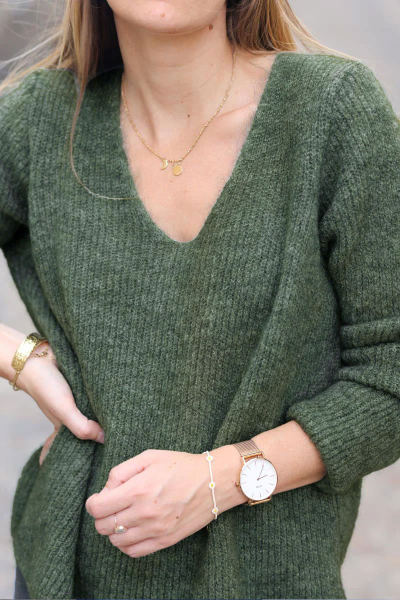 Pull kaki col V en maille fine coupe ajustée