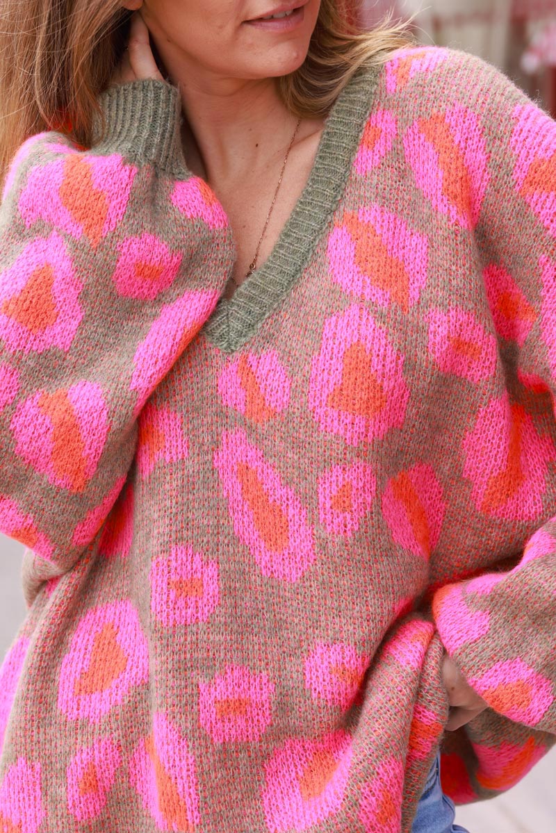 Pull loose en maille kaki motif style léopard rose et orange col v côtelé
