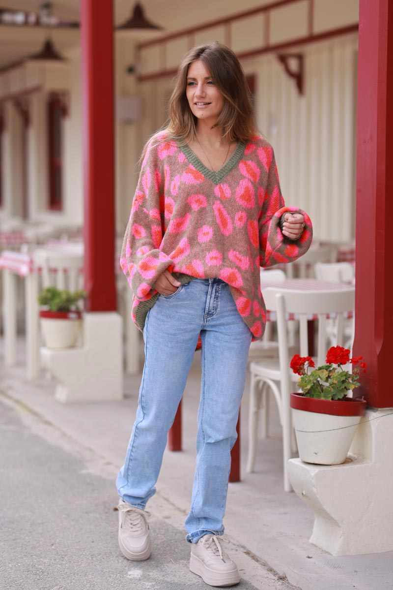 Pull loose en maille kaki motif style léopard rose et orange col v côtelé