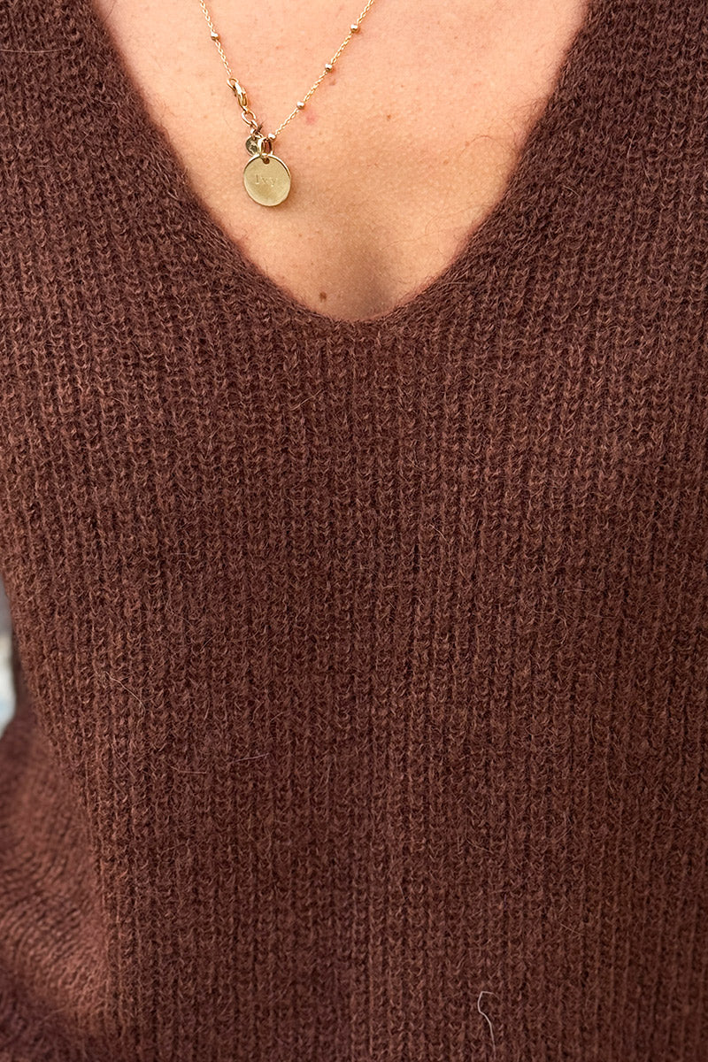 Suéter marrón ajustado de punto fino con cuello en V